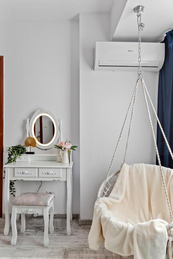 Cozy Special City Center - Old Town Apartment With Terrace Bucarest Esterno foto