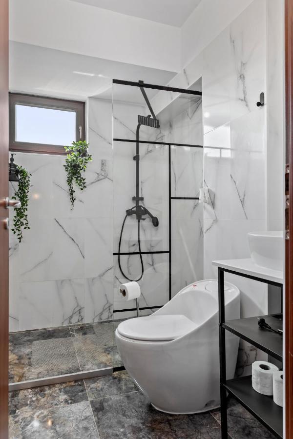 Cozy Special City Center - Old Town Apartment With Terrace Bucarest Esterno foto