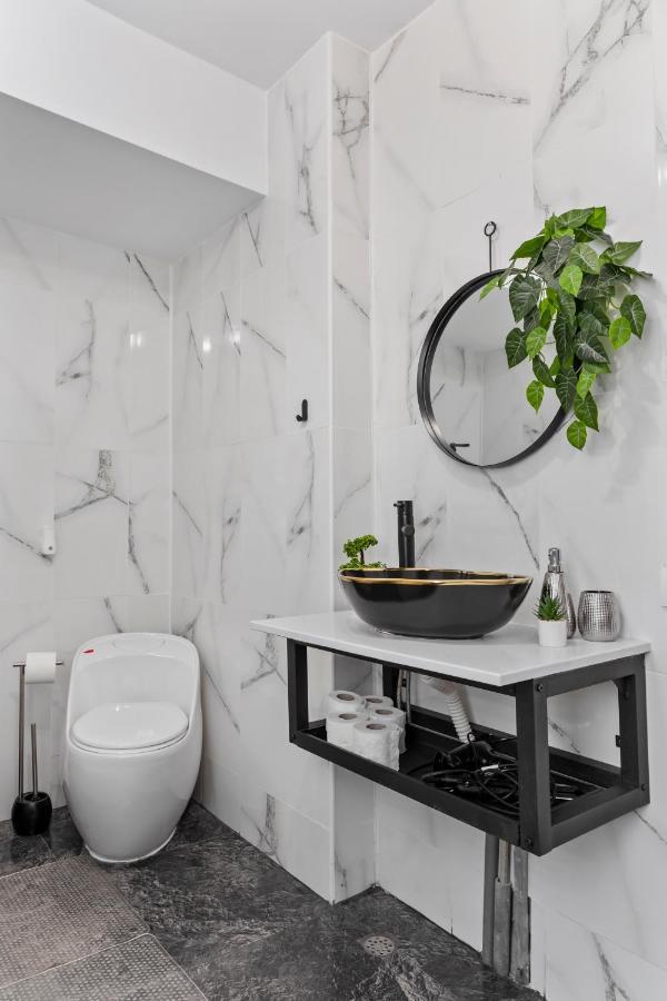 Cozy Special City Center - Old Town Apartment With Terrace Bucarest Esterno foto